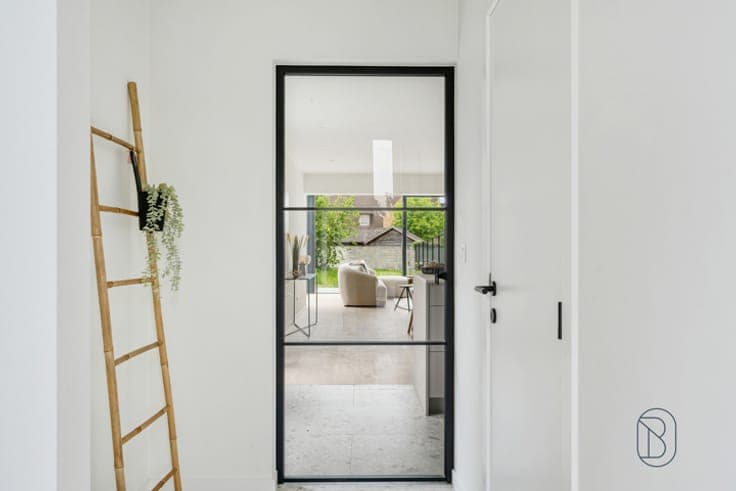 Top-location, high-quality new-build home, stylishly finishe