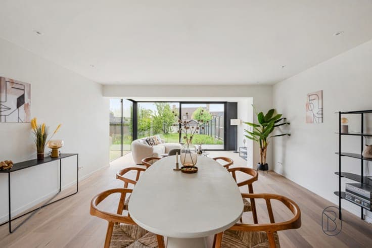 Top-location, high-quality new-build home, stylishly finishe