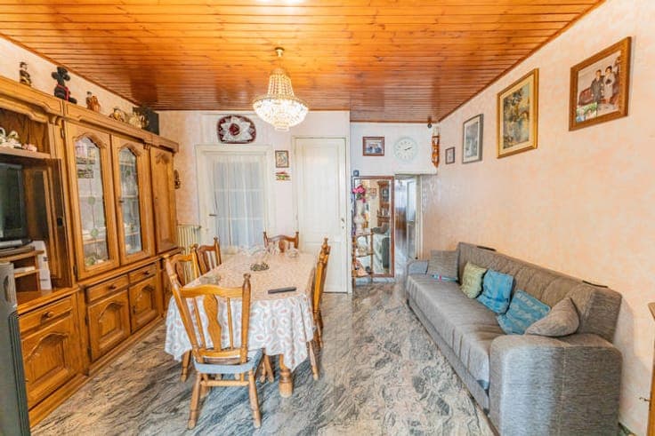 Spacious four-bedroom house with garden