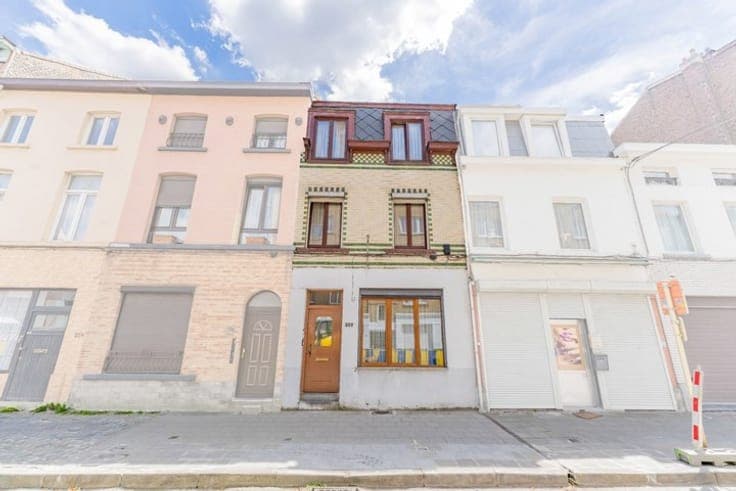Spacious four-bedroom house with garden
