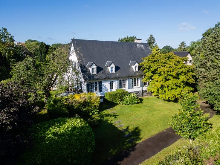 Villa with Pool, 5 Bedrooms on 2,270 m² in Beersel.