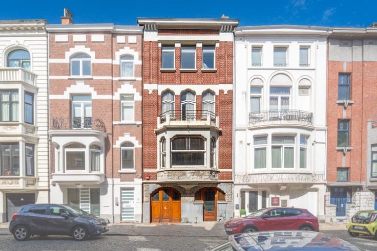 Manor House with 5 bedrooms, Garage & Great Potential
