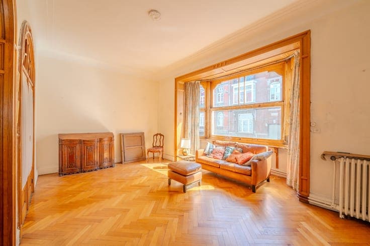 Manor House with 5 bedrooms, Garage & Great Potential