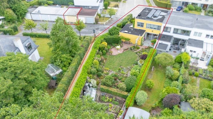 Home in a prime location with a beautiful garden in the hear