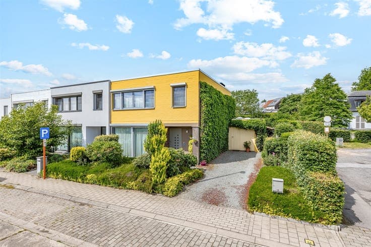 Home in a prime location with a beautiful garden in the hear