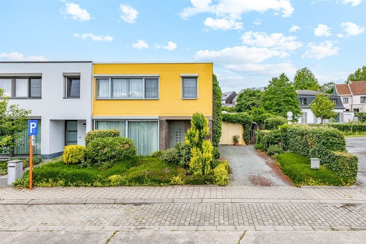 Home in a prime location with a beautiful garden in the hear