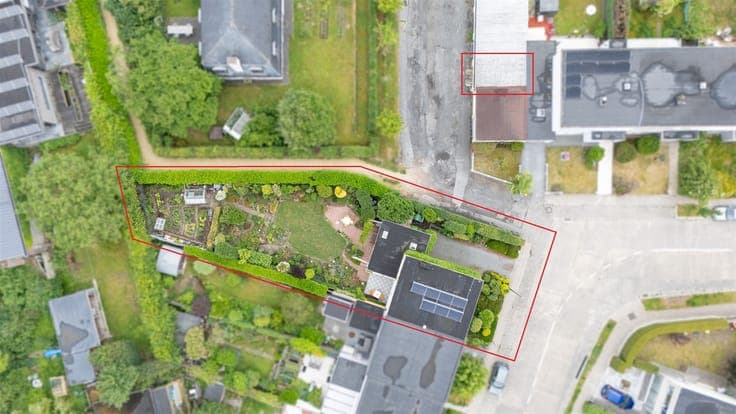 Home in a prime location with a beautiful garden in the hear