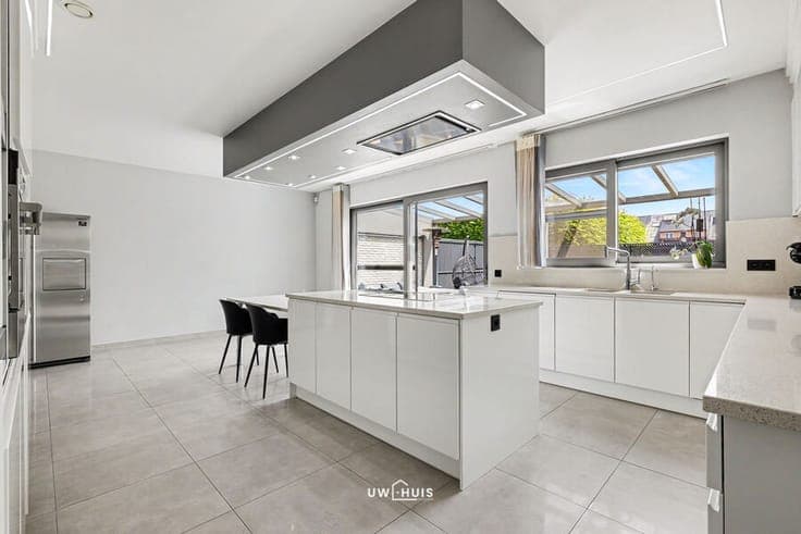SPACIOUS SEMI-DETACHED HOUSE IN QUIET, CHILD-FRIENDLY NEIGHB