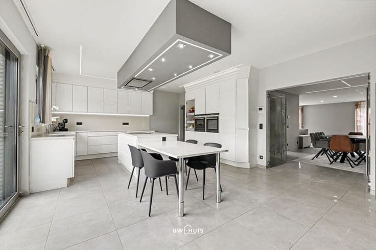 SPACIOUS SEMI-DETACHED HOUSE IN QUIET, CHILD-FRIENDLY NEIGHB