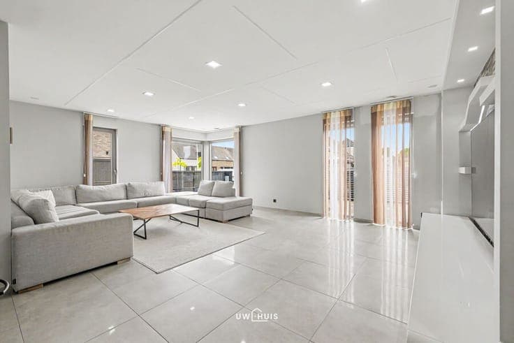 SPACIOUS SEMI-DETACHED HOUSE IN QUIET, CHILD-FRIENDLY NEIGHB