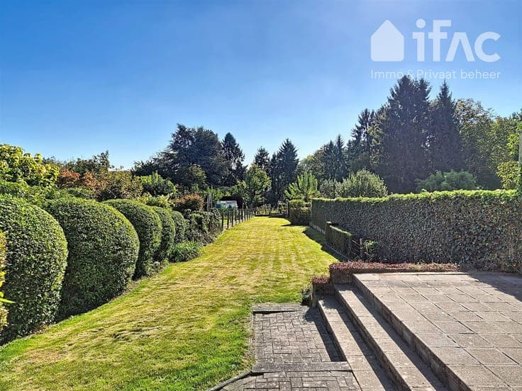 Semi detached house with parking & garage in the centre