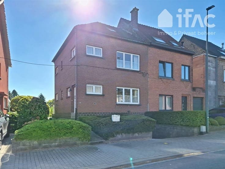 Semi detached house with parking & garage in the centre