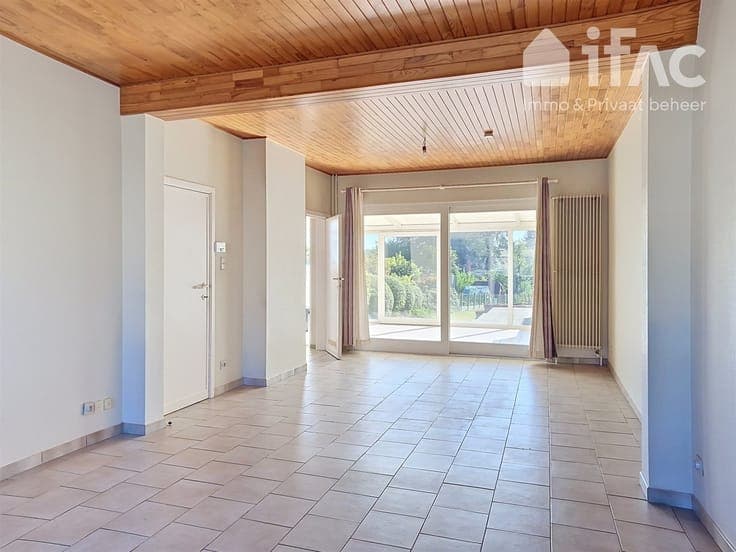 Semi detached house with parking & garage in the centre