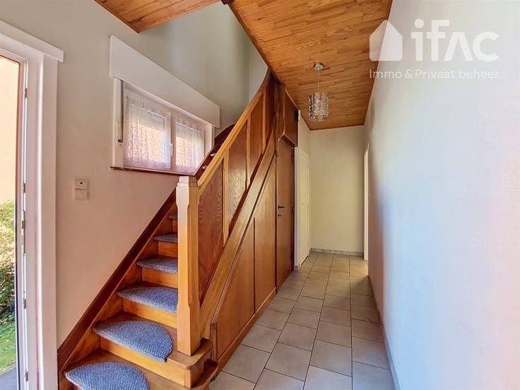 Semi detached house with parking & garage in the centre