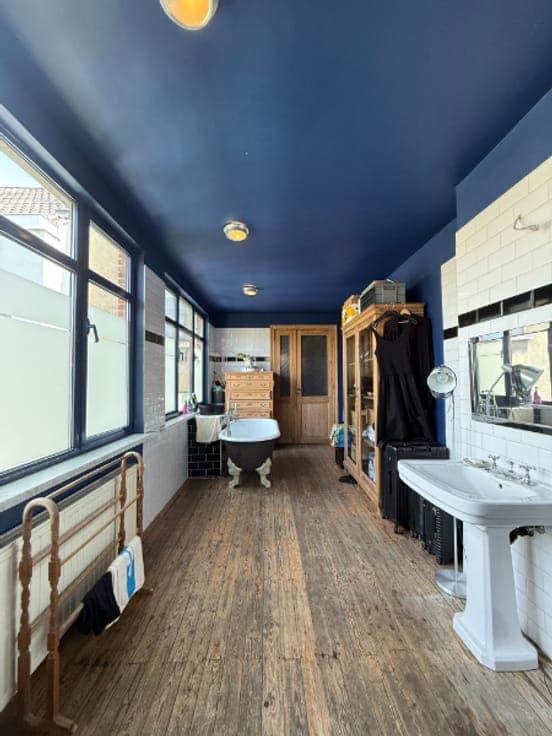 Karaktervolle burgerwoning met mooie elementen nabij de V...