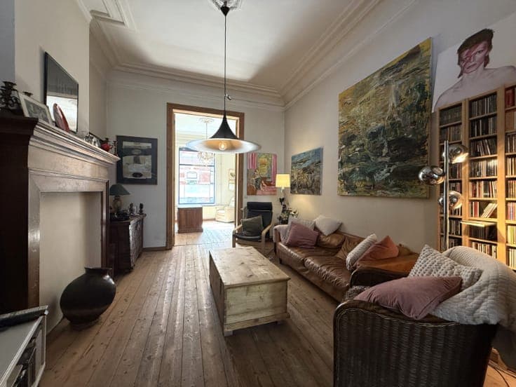 Karaktervolle burgerwoning met mooie elementen nabij de V...