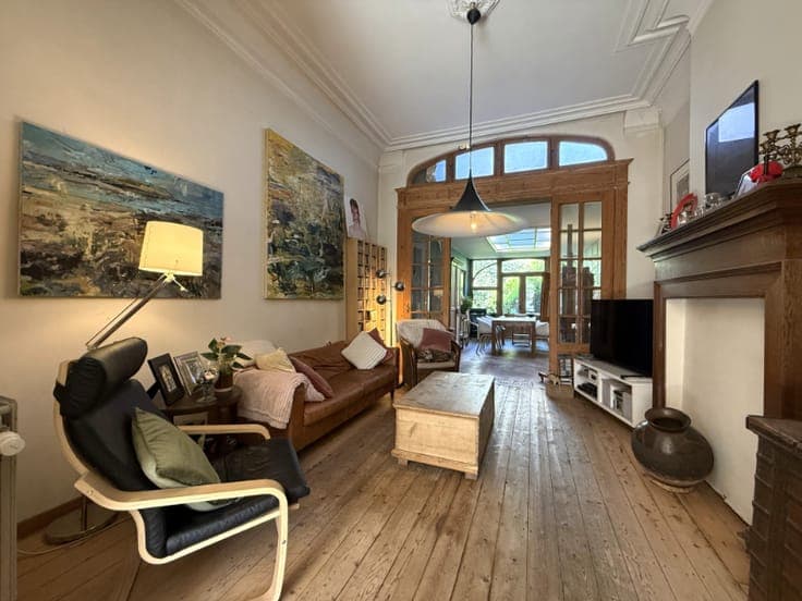 Karaktervolle burgerwoning met mooie elementen nabij de V...