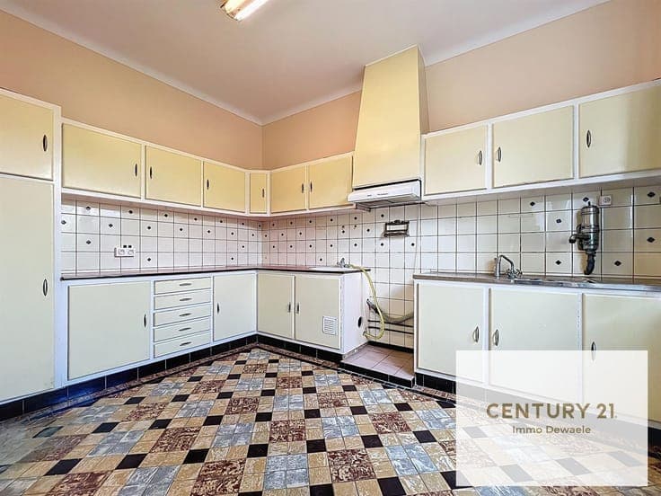 Spacious house in need of renovation. 350m², 6 bedrooms, 3 b