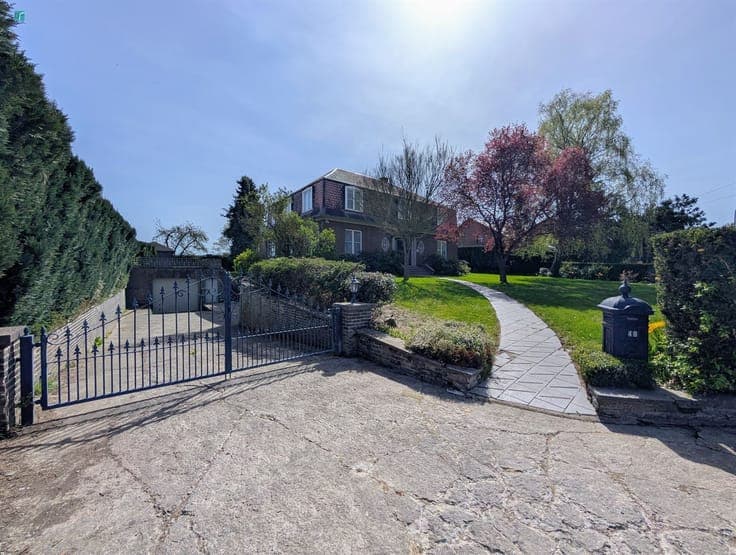 Villa coup de coeur avec jardin arboré et garages