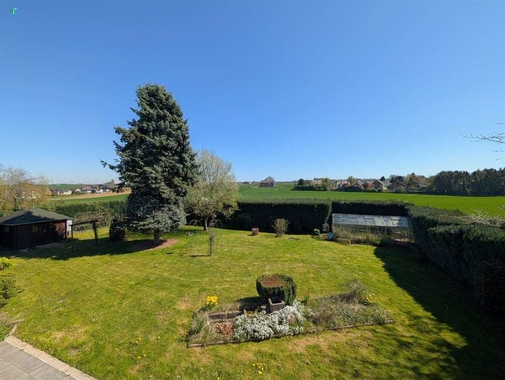 Villa coup de coeur avec jardin arboré et garages
