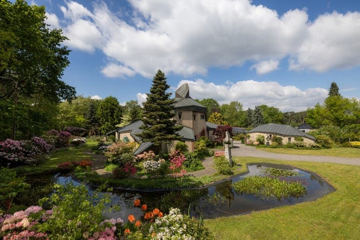 An exceptional villa where architecture, nature, and art co