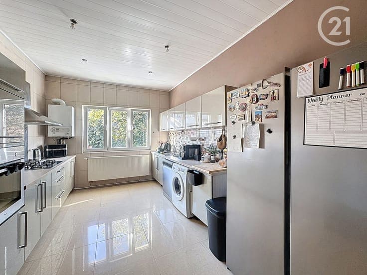 Spacious house with garden – dual living potential!