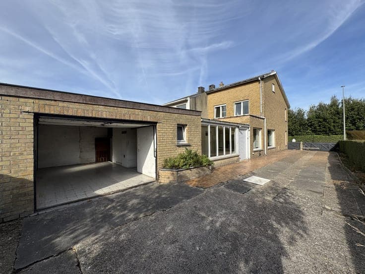 Renovation project of a semi-detached house with a lot of p