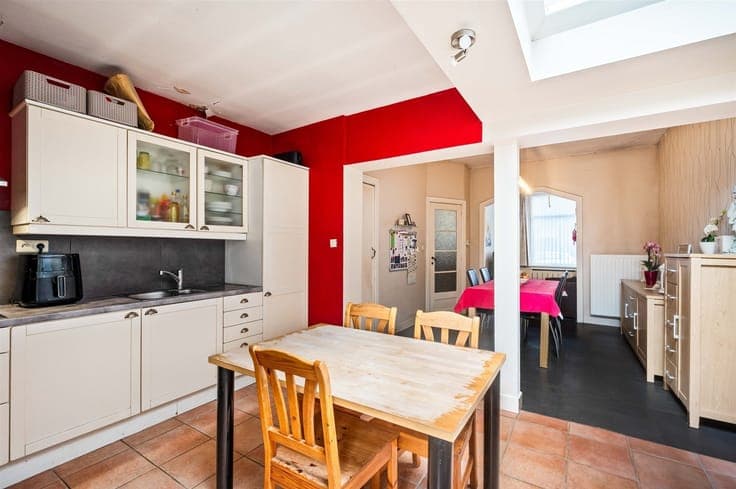 Deels gemoderniseerde woning te Duffel-West