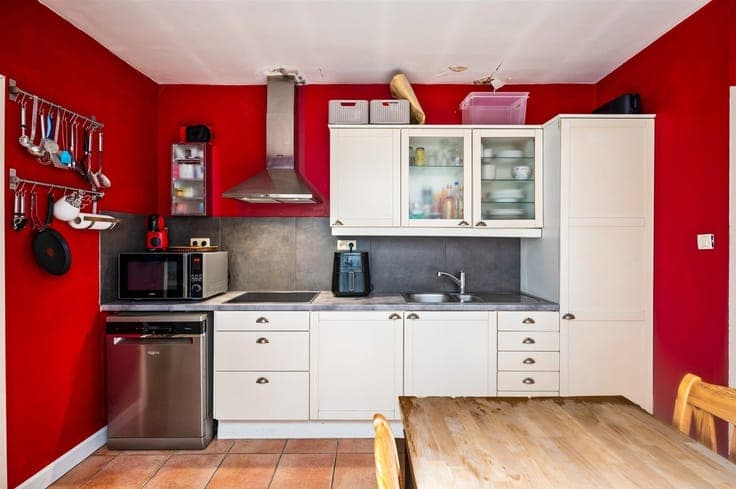 Deels gemoderniseerde woning te Duffel-West