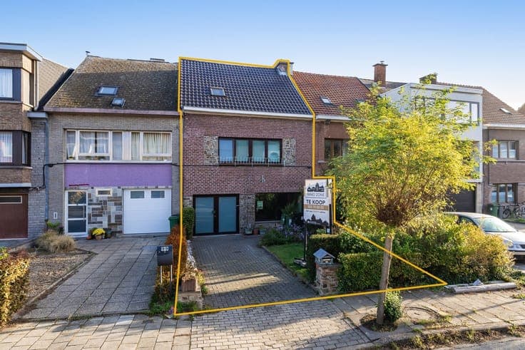 Charmante rijwoning met garage en groene tuin, klaar voor jo