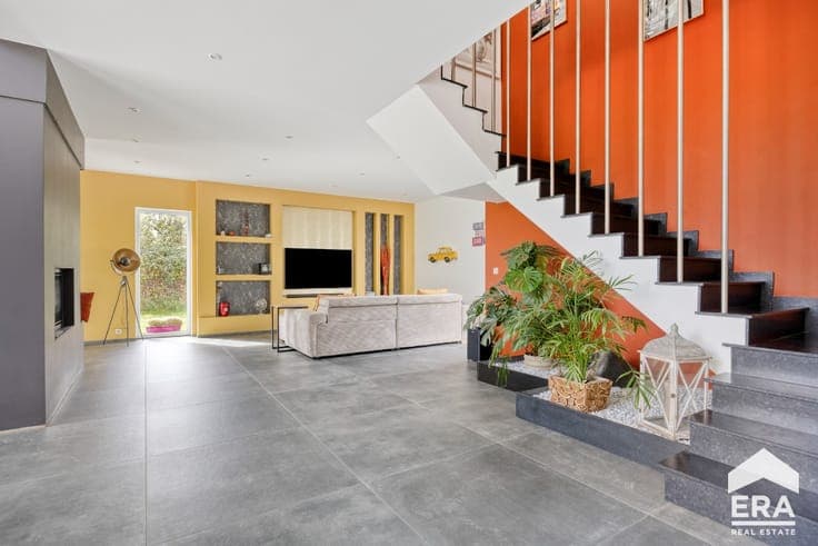 STUNNING VILLA WITH REMARKABLE PROPORTIONS!
