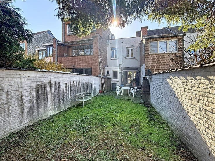 Small 2-bedroom single-family house with 81 m² garden