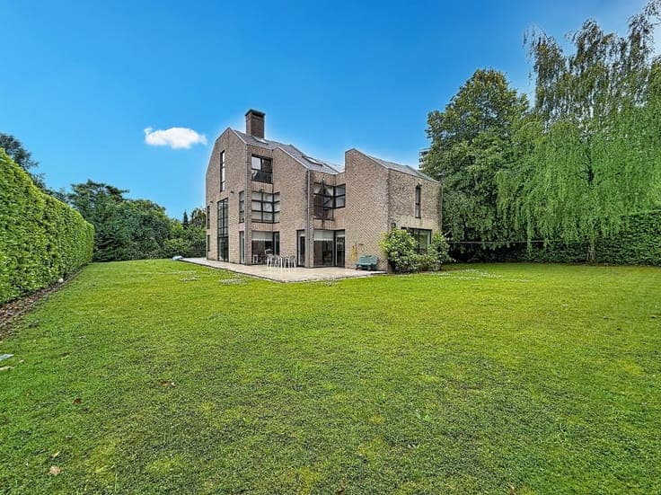 EXCEPTIONAL VILLA WITH GARAGE & GARDEN