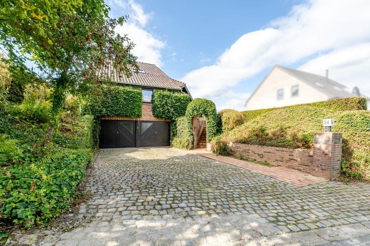 Modernist, light-filled villa with 3 bedrooms, an office,...
