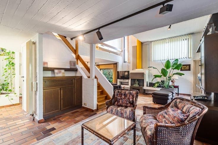 Modernist, light-filled villa with 3 bedrooms, an office,...