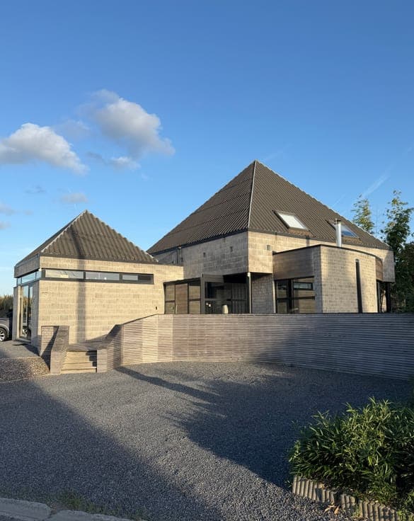 VILLA WITH COMMERCIAL SPACE FOR SALE