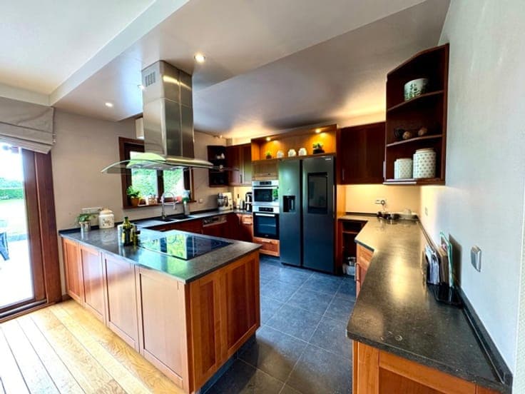 REVES–STUNNING RENOVATED VILLA WITH GARDEN AND DOUBLE GARAGE