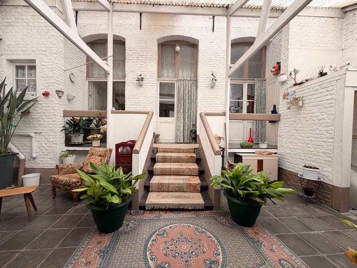 3-front house with terrace and garden