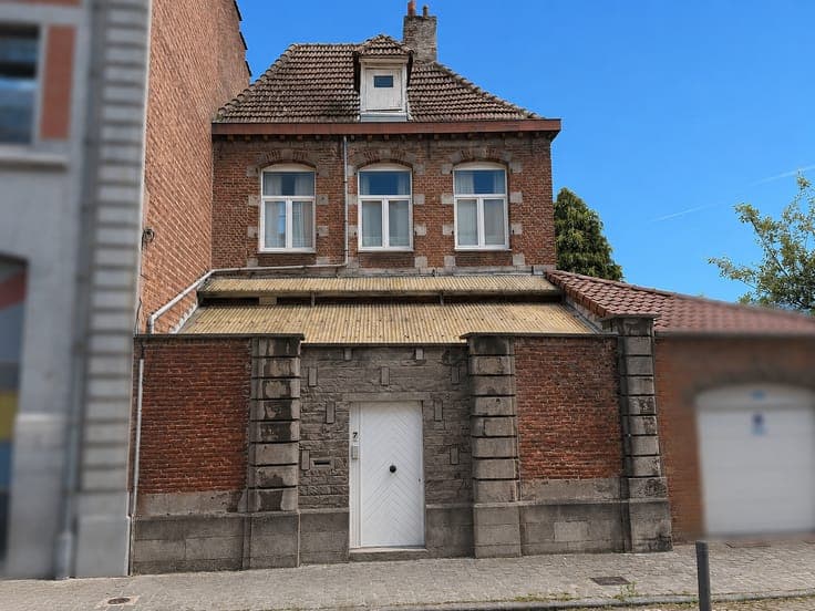 3-front house with terrace and garden