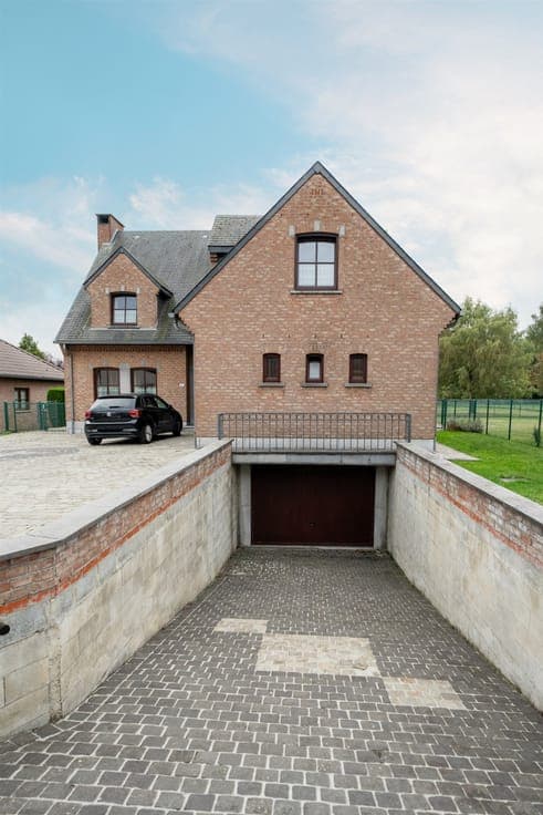 Exceptionnelle Villa 4 façades sur 60 ares de terrain