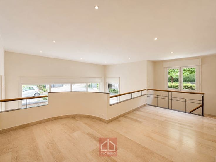bright Art Deco semi-detached house next to Wolvendael Park
