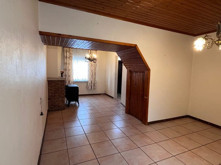 Half open woning met fietspoort