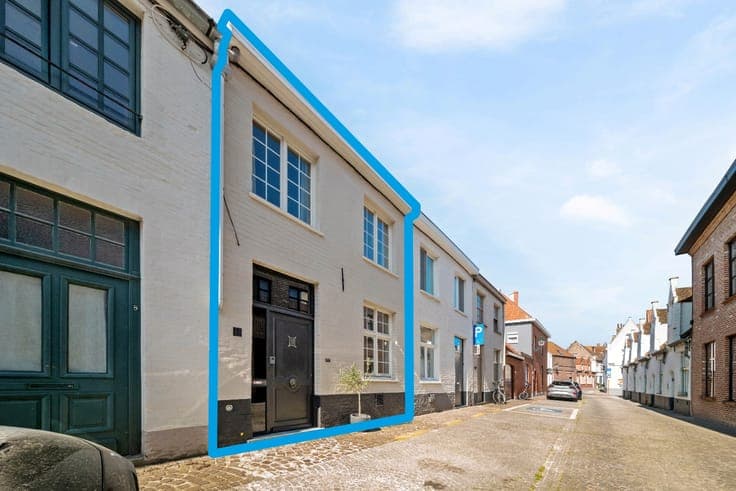 Well-defined style: qualitatively renovated townhouse with