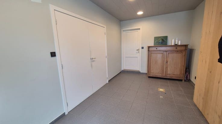 Zeer grote instapklare rijwoning met 3 slaapkamers, 17 zo...