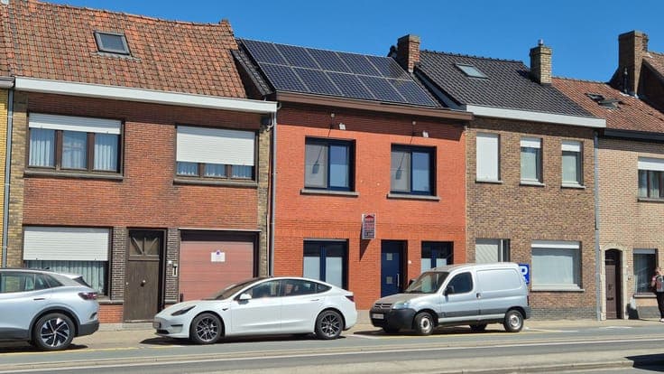 Zeer grote instapklare rijwoning met 3 slaapkamers, 17 zo...