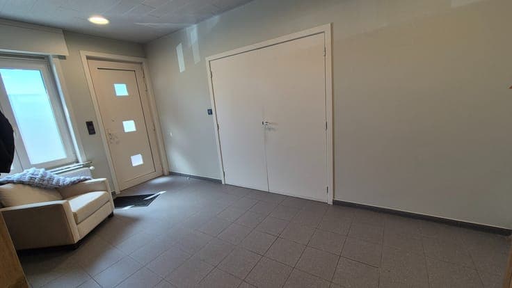 Zeer grote instapklare rijwoning met 3 slaapkamers, 17 zo...