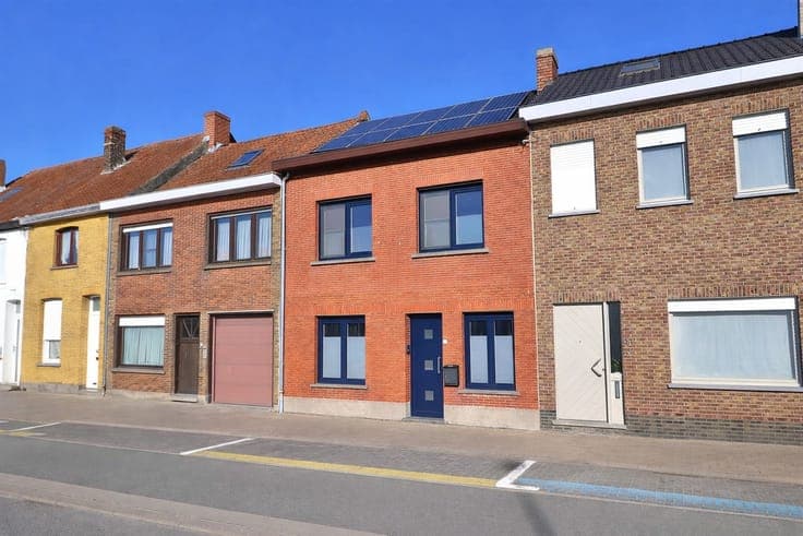 Zeer grote instapklare rijwoning met 3 slaapkamers, 17 zo...