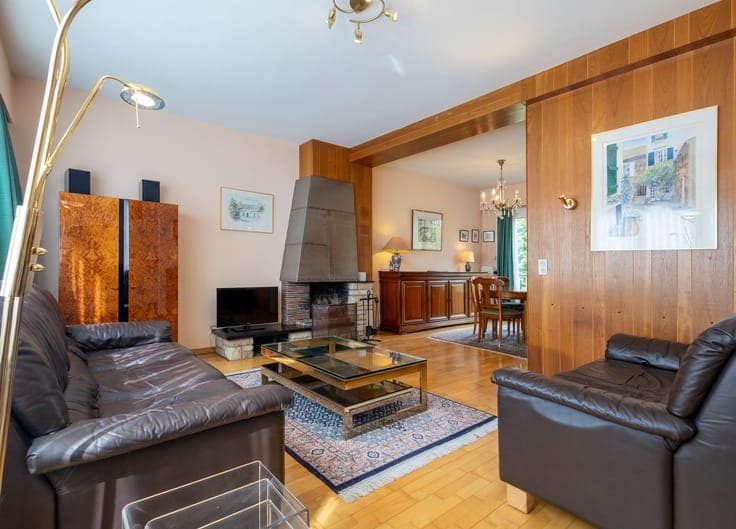 Well-maintained bel-étage home with garden and garage.