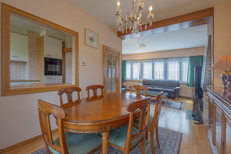 Well-maintained bel-étage home with garden and garage.