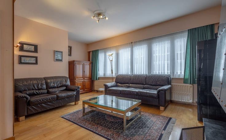 Well-maintained bel-étage home with garden and garage.